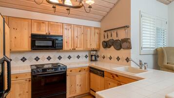 Sunburst - 2754 | Private kitchen | Fridge, microwave, stovetop, dishwasher