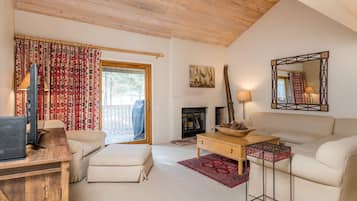 Sunburst - 2754 | Living room | TV, fireplace, DVD player