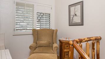 Sunburst - 2754 | Living room | TV, fireplace, DVD player