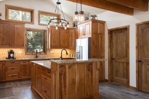 Tembion House | Private kitchen | Fridge, microwave, stovetop, dishwasher - Tembion House (Taos Ski Valley)