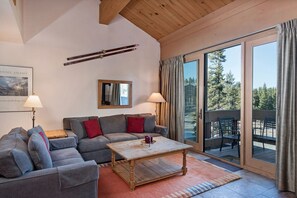 Lägenhet | Vardagsrum | Tv, eldstad och dvd-spelare