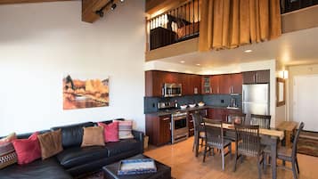 Appart'hôtel | Salle de séjour | Télévision à écran plat, cheminée, lecteur de DVD