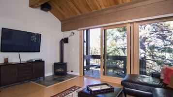 Appart'hôtel | Salle de séjour | Télévision à écran plat, cheminée, lecteur de DVD