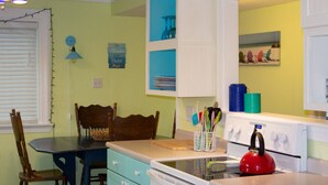 Apartment | Eigene Küche | Wasserkocher mit Kaffee-/Teezubehör, Kühlschrank, Mikrowelle, Herdplatte