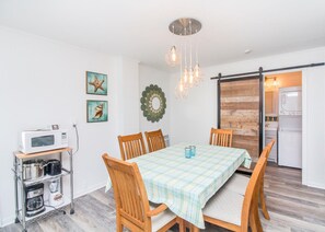 Bikini Bottom | Private kitchen | Fridge, microwave, stovetop, dishwasher - Bikini Bottom (Tybee Island)