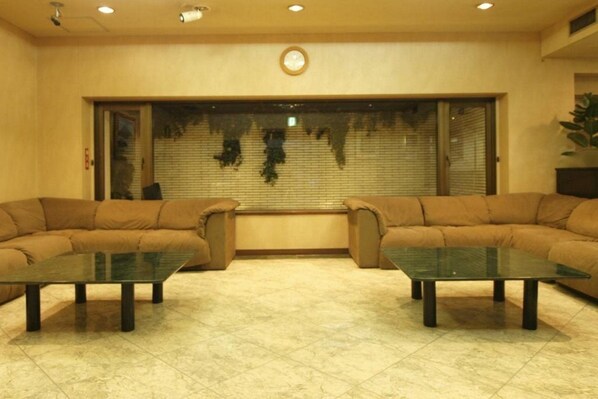 A room with two sofas and two glass-top tables, a large window with blinds, and a clock on the wall. - Kazusaya Hotel (Tokyo)