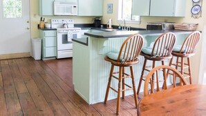Bikini Top | Private kitchen | Coffee/tea maker, fridge, microwave, stovetop - Bikini Top (Tybee Island)