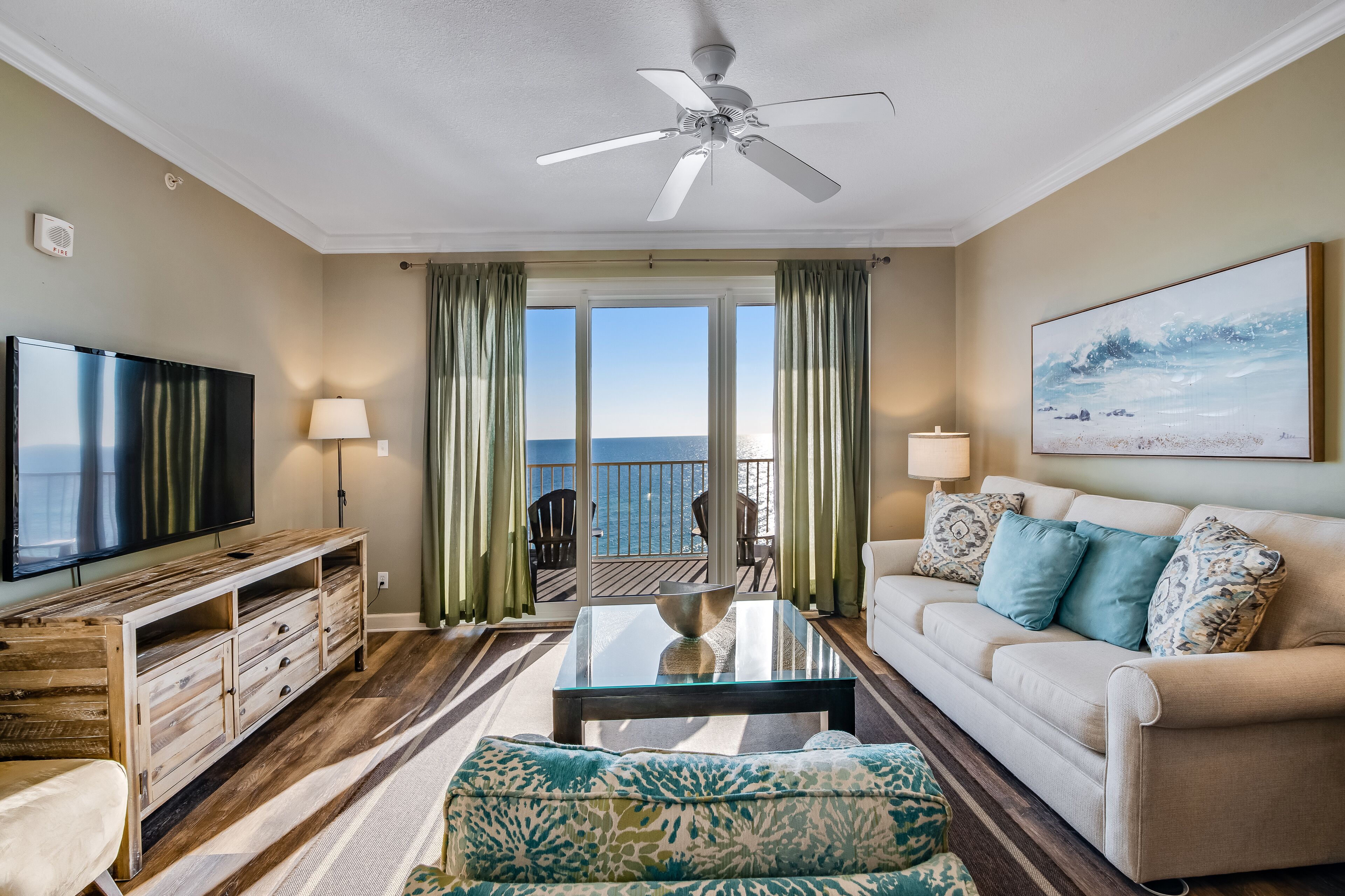 10th-floor oceanfront condo with outdoor pool & high-speed WiFi