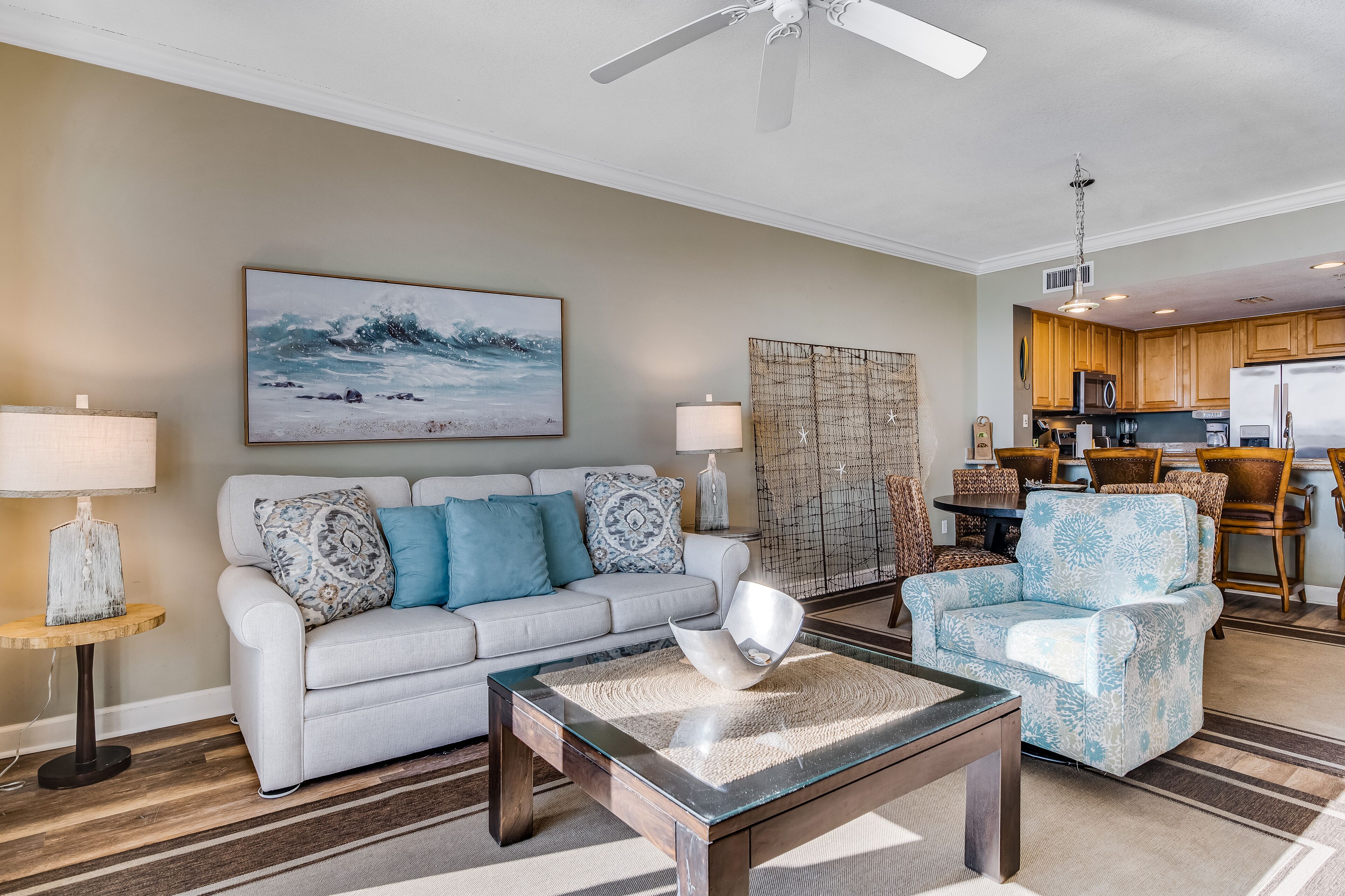 10th-floor oceanfront condo with outdoor pool & high-speed WiFi