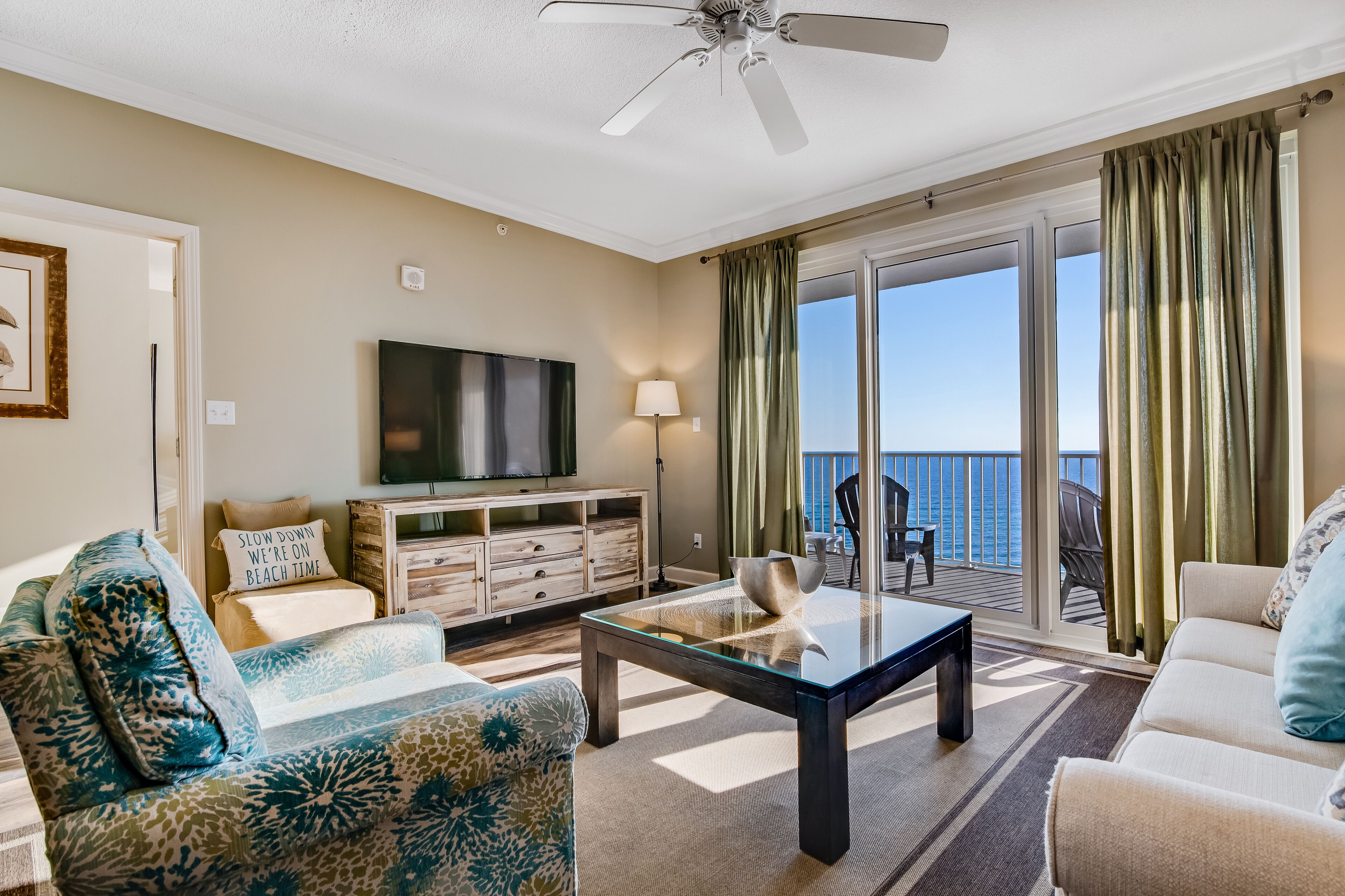10th-floor oceanfront condo with outdoor pool & high-speed WiFi