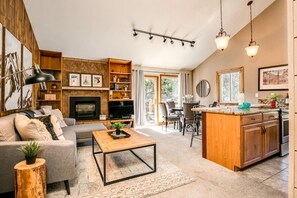 Televisión y chimenea 