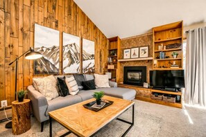 Televisión y chimenea 