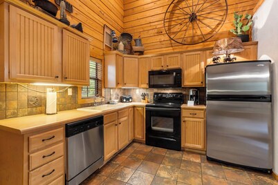 Two Walk-In Connected Cabins in the Heart of Branson, Golf and Ticket Discounts! Sleeps 14