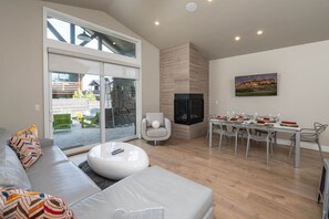 Una televisión, una chimenea, un reproductor estéreo