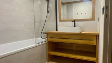 Badewanne, Haartrockner, Toilettenpapier