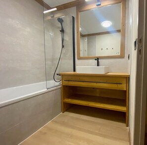 Badewanne, Haartrockner, Toilettenpapier