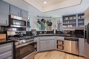 Fridge, microwave, oven, stovetop - Oasis with 3rd Bedroom/Den, sleeps 6, 3 patios, adult and childrens bikes (Palm Springs)