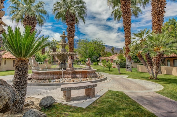 Property grounds - Oasis with 3rd Bedroom/Den, sleeps 6, 3 patios, adult and childrens bikes (Palm Springs)