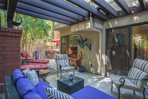 Terrace/patio - Oasis with 3rd Bedroom/Den, sleeps 6, 3 patios, adult and childrens bikes (Palm Springs)