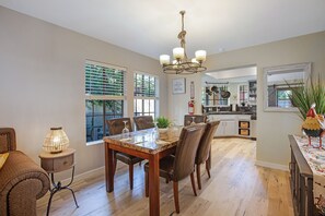 Dining - Oasis with 3rd Bedroom/Den, sleeps 6, 3 patios, adult and childrens bikes (Palm Springs)