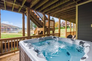 Outdoor spa tub - Walk to Wisp Slopes! Stunning Lakefront Home! (McHenry)