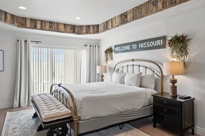 1 bedroom, iron/ironing board, free WiFi, bed sheets - Walk-In King Suite with Jacuzzi Tub, Kitchenette & Private Patio (Branson)