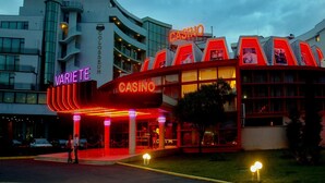 Un casino con un letrero de neón y un cartel luminoso.