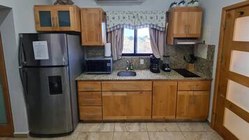 Kjøleskap, mikrobølgeovn, kaffetrakter/tekoker og brødrister