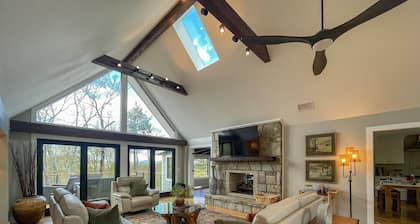5 STAR, newly renovated, long range mountain view, central to Highlands/Cashiers