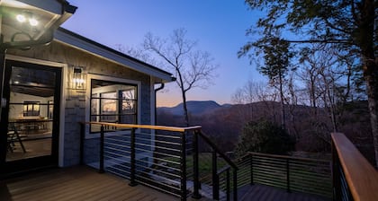 5 STAR, newly renovated, long range mountain view, central to Highlands/Cashiers