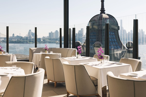 2 restaurants; breakfast, lunch, dinner, and brunch served