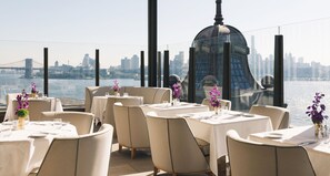 2 restaurants, breakfast, lunch, dinner served; Italian cuisine - Casa Cipriani New York (New York)