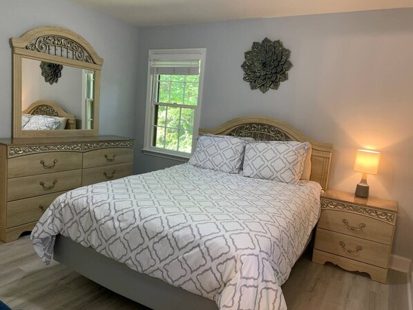 4 chambres, bureau, fer et planche à repasser, lit parapluie