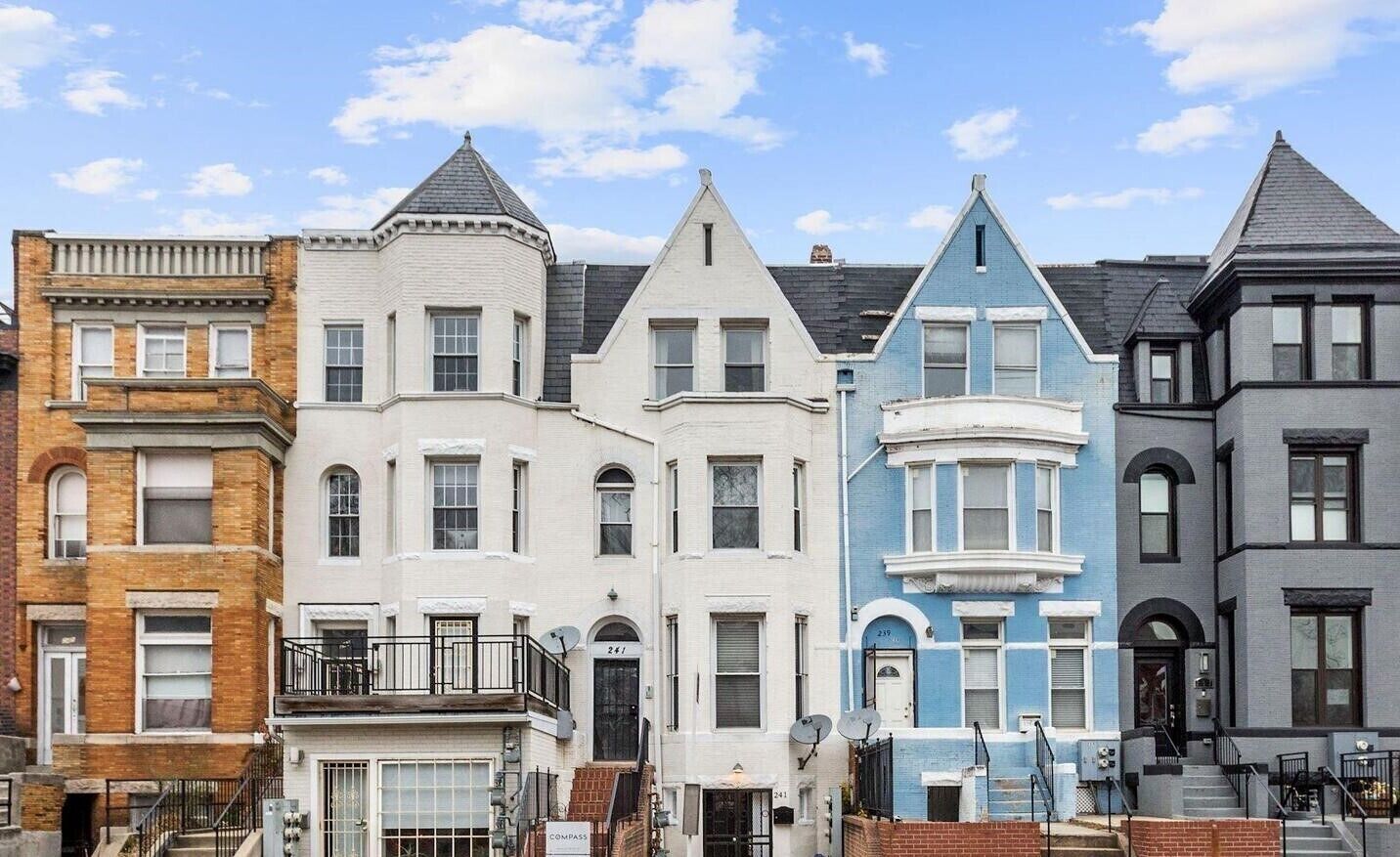Renovated 2 bed/2 full bath with PRIVATE ENTRANCE, outdoor patio in central DC