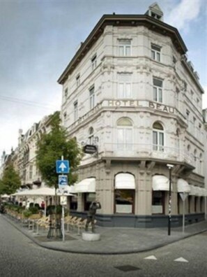 A corner building with a sign reading "HOTEL BEAU". - Beaumont (Maastricht)
