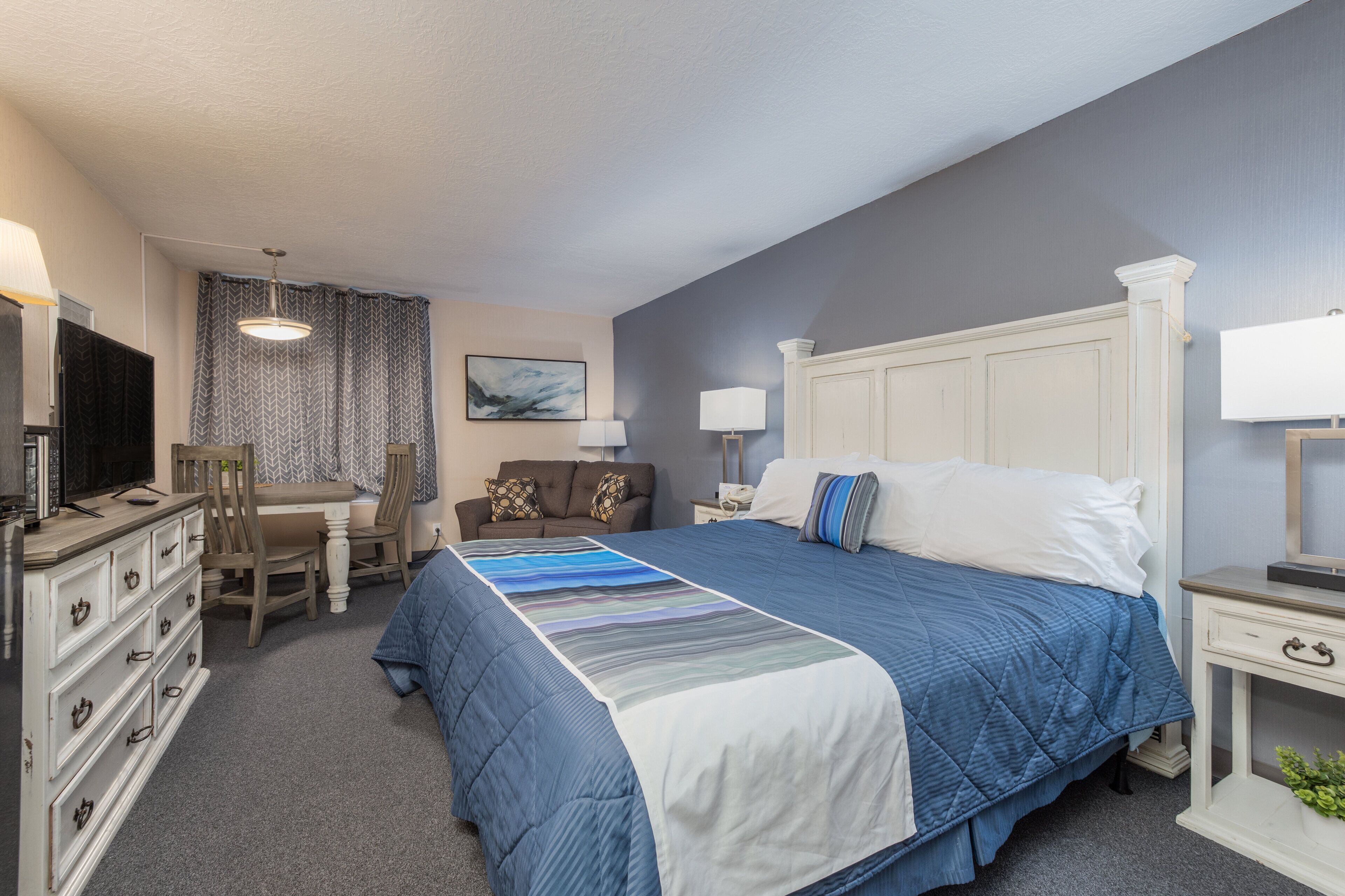 Yksilöllisesti sisustettu, yksilöllisesti kalustettu, työpöytä