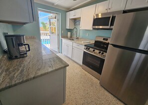 Kylskåp, mikrovågsugn, ugn och spishäll