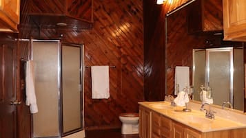 Douche, baignoire à jets, sèche-cheveux, serviettes fournies