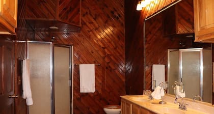Large 4BR Buffalo Mountain Retreat in Williamson with pool, Ride to trails