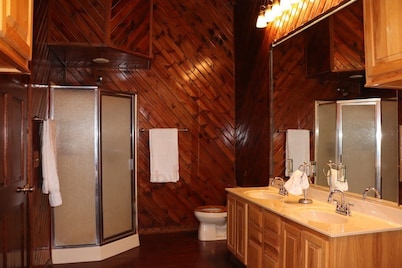 Large 4BR Buffalo Mountain Retreat in Williamson with pool,  Ride to trails