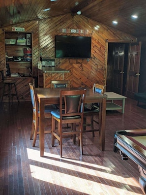 Dining - 4BR Mountain Retreat • Pool • Ride to Trails - 4BR Mountain Retreat • Pool • Ride to Trails (Williamson)