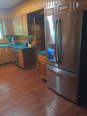 Coffee/tea maker, fridge, microwave, oven - 4BR Mountain Retreat • Pool • Ride to Trails - 4BR Mountain Retreat • Pool • Ride to Trails (Williamson)