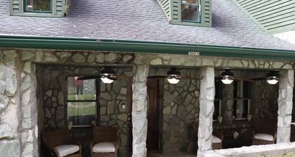 Large 4BR Buffalo Mountain Retreat in Williamson with pool, Ride to trails