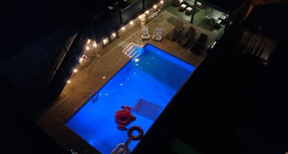 Large 4BR Buffalo Mountain Retreat in Williamson with pool, Ride to trails