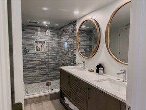 Combined shower/bathtub, towels