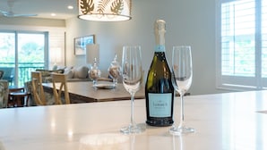 Une bouteille de Prosecco Iamara et deux verres sont posés sur une table.