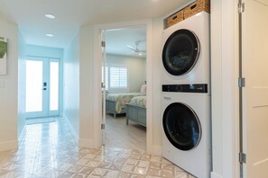 2 bedrooms, iron/ironing board, travel cot, free WiFi - Sanibel Beach Escape II (Sanibel)