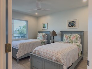 2 habitaciones, tabla de planchar con plancha y cuna de viaje 