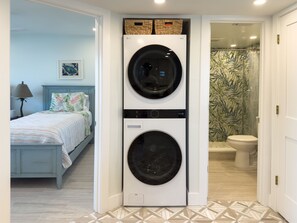 2 bedrooms, iron/ironing board, travel cot, free WiFi - Sanibel Beach Escape II (Sanibel)