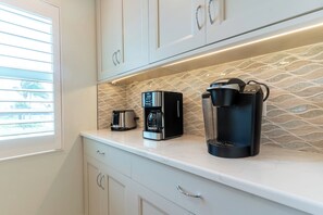 Kaffetrakter/tekoker, kjøleskap, mikrobølgeovn og ovn